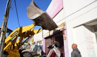 LA MUNICIPALIDAD RETIR� UNA MARQUESINA QUE REPRESENTABA PELIGRO